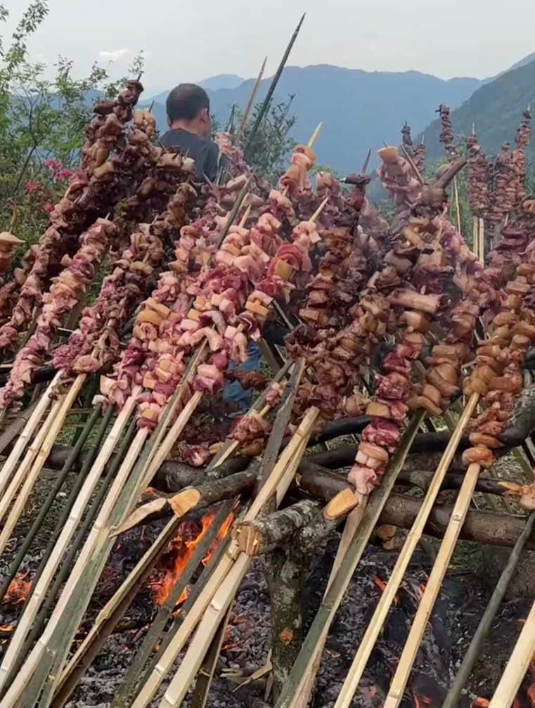 网友晒出广西特色烧烤,这么大的烤串是真实存在的吗?