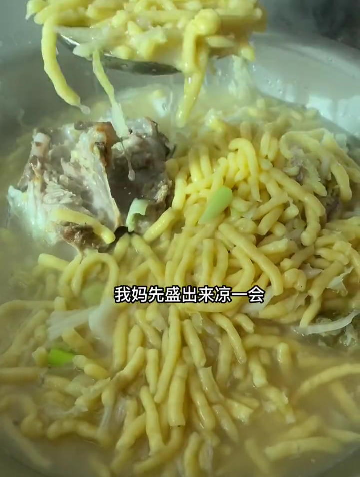 我妈今天溜的大骨头汤做了一大盆酸汤子