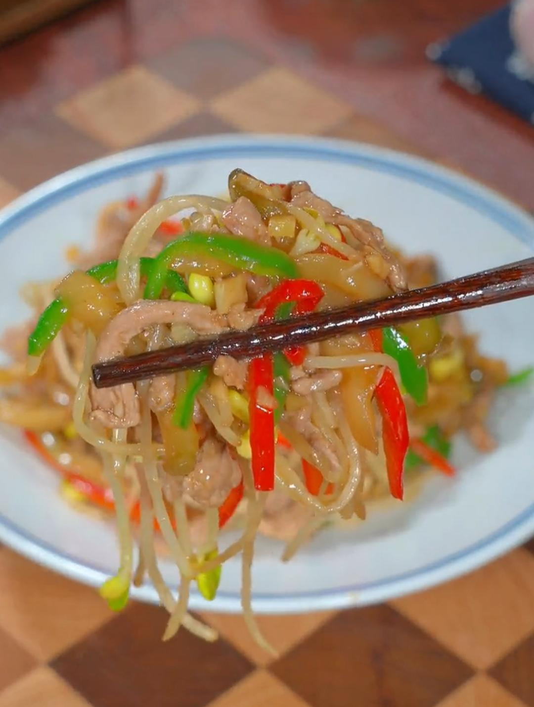 不知道吃什么下饭菜,你就试试这个榨菜炒肉丝,清脆好吃又下饭