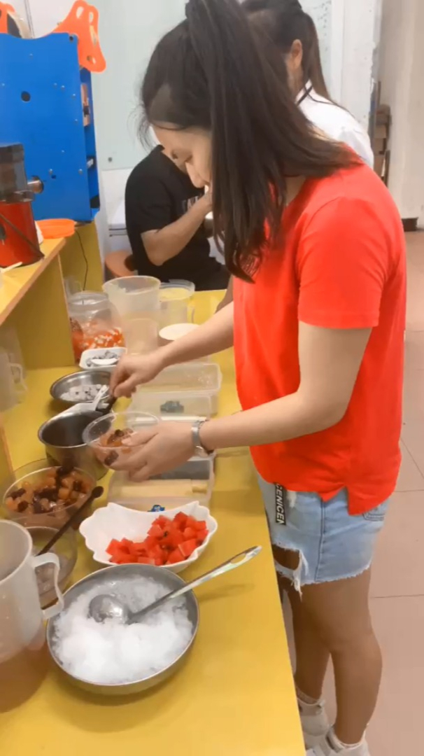 四果汤学习制作方法,小姐姐过来学习中,学好摆摊开店都可以
