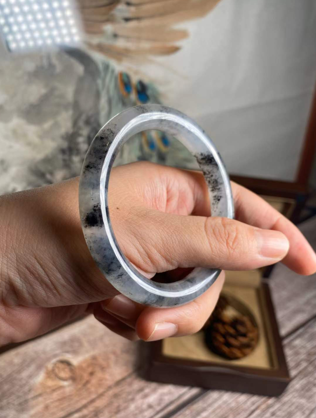 实战乌鸡翡翠手镯胚,以前没人要的料子,却引起潮流风波