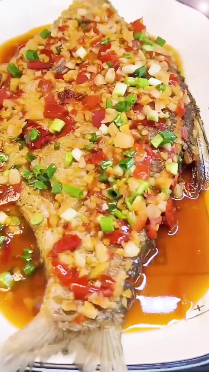 用啤酒加剁椒酱烧鳊鱼,好吃到姜蒜末都不会剩