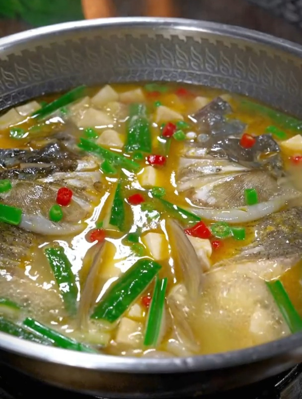 酸汤鱼头,酸辣过瘾特别好吃