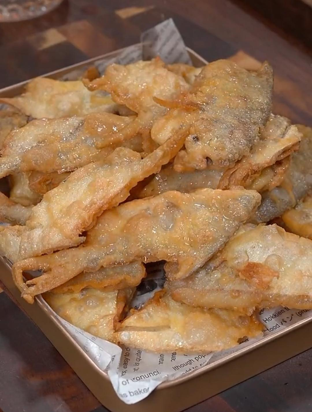 这样做的炸鲳鱼各个酥脆不回软