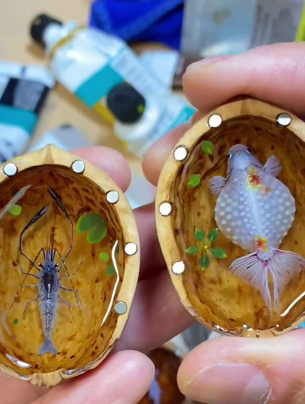 手绘小蓝虾和挂满珍珠的金鱼,多层叠绘树脂画