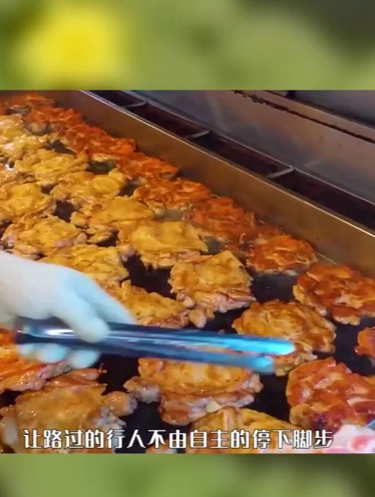 充满着人间烟火气息的铁板鸡排,是众多夜市美食中的不二之选