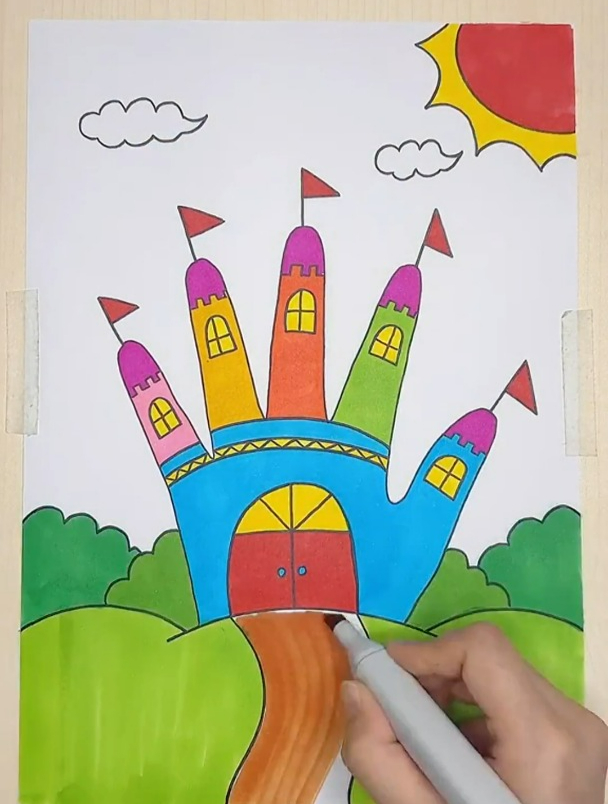 用手掌画一座漂亮的魔法城堡