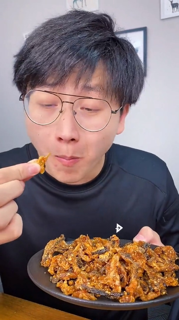 鱼皮甜辣酥脆的香酥鳕鱼皮,满满酱汁搭配上白芝麻,这也太好吃了