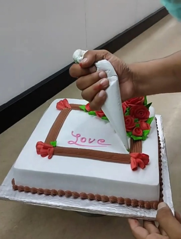 方形奶油节日蛋糕