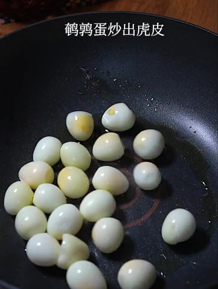 腐竹炒鹌鹑蛋这道素菜,真的比肉都好吃