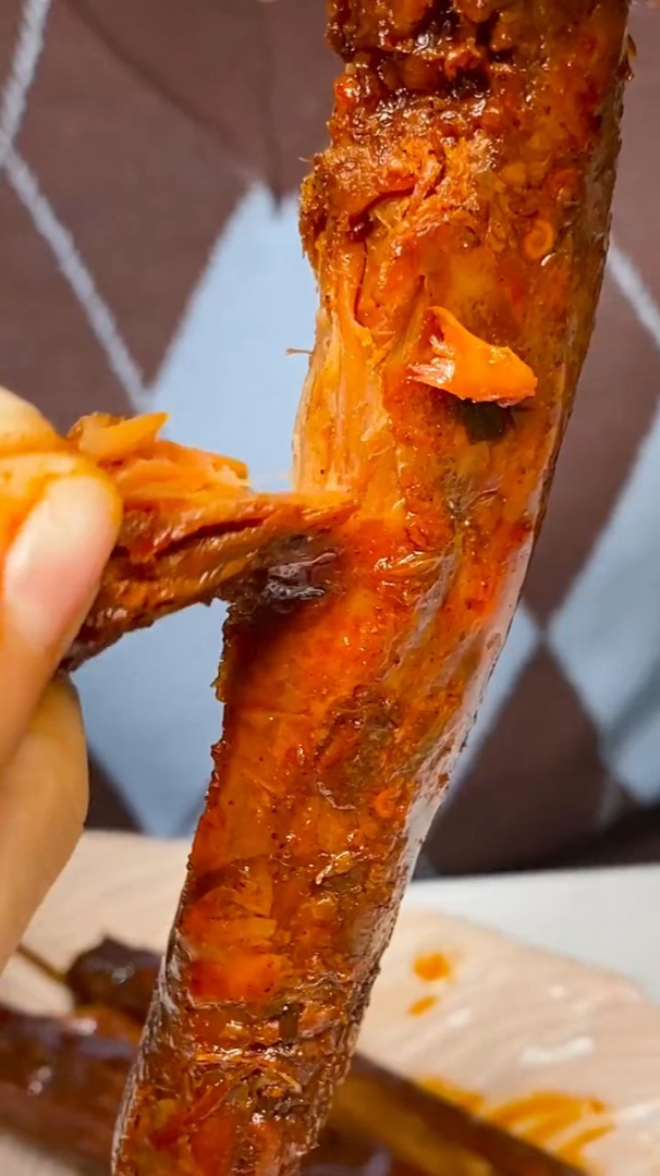 总想吃点东西,烤鸡脖肉质紧实入味,大家都喜欢吃,来尝尝吖