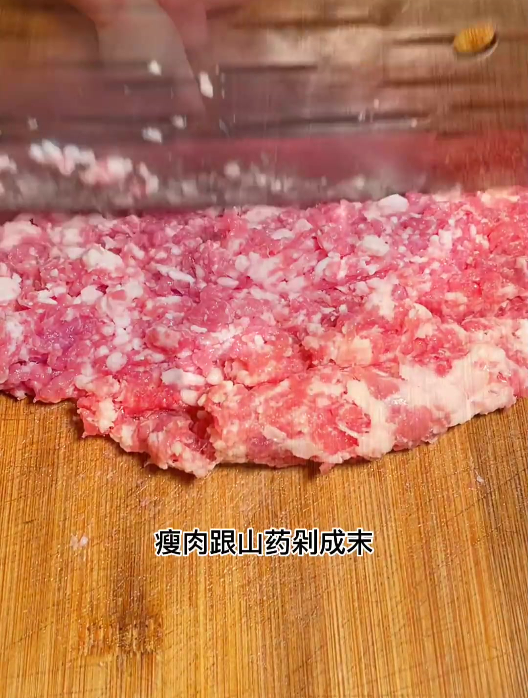 今天放学,给孩子做他最爱吃的鸡蛋瘦肉山药汤,做法简单,原
