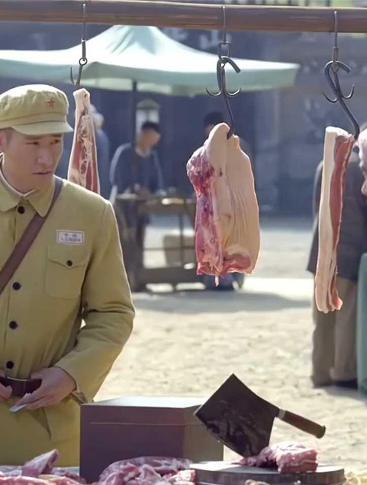 战士去买肉,老板一切肉多送了一点,战士马上断定是特务!