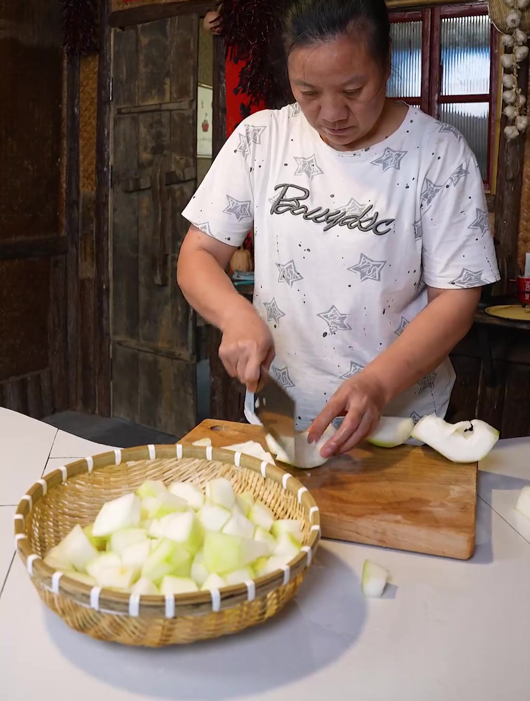 今天大姑在地里摘了两个大冬瓜回家做红烧排骨