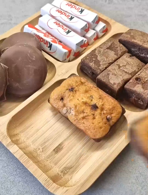 玩具美食ASMR:把块状巧克力放入木盘里