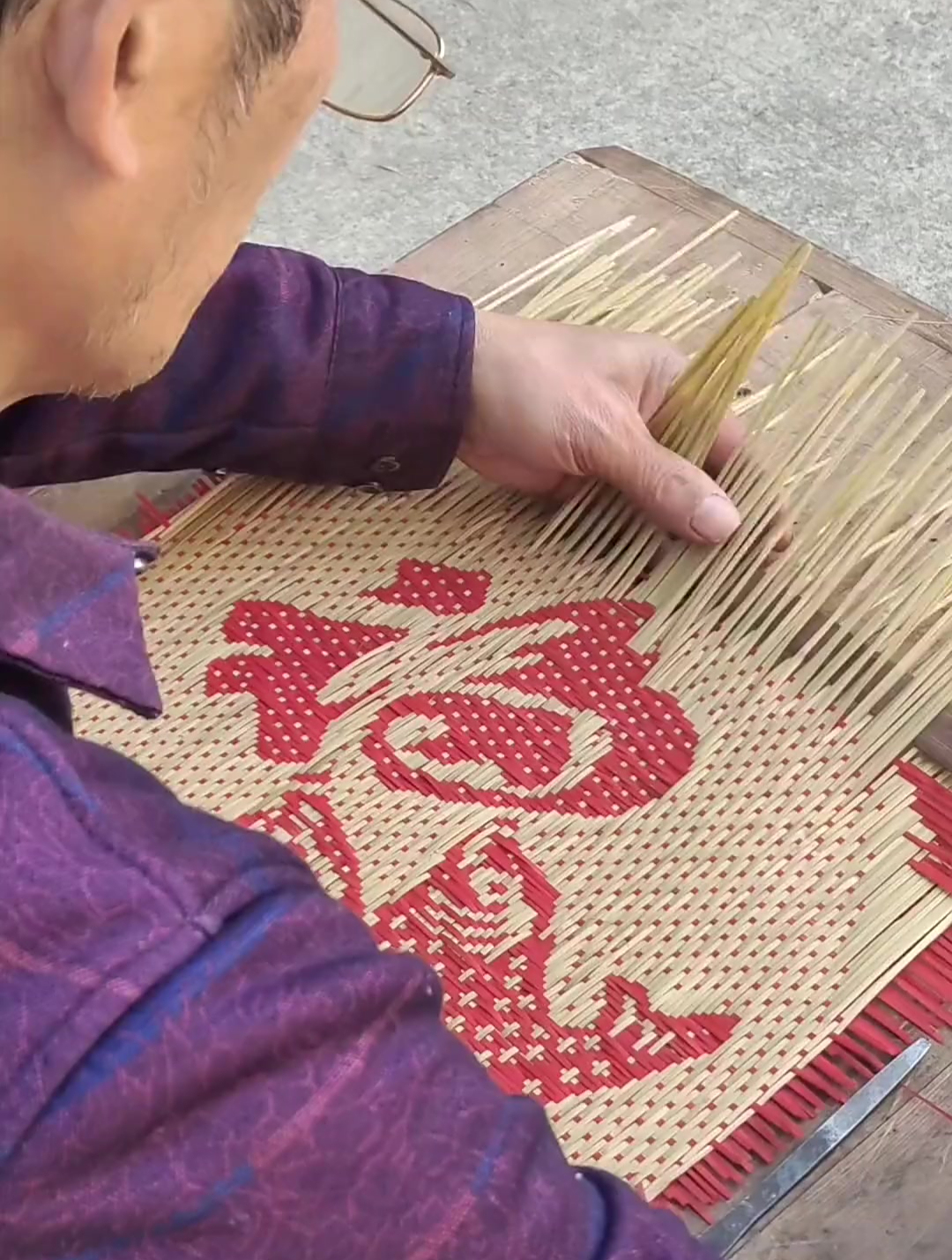 传统技艺竹编画双鱼送福