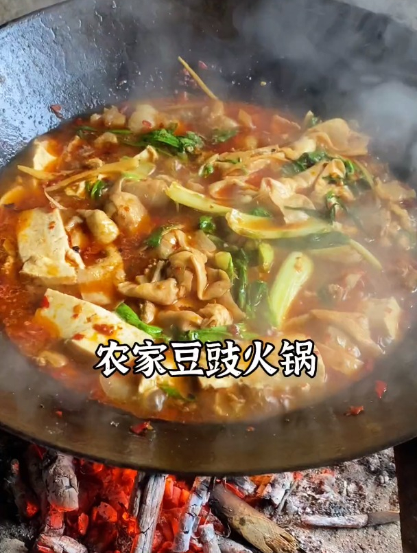 一锅煮,炒肉放点豆豉辣椒,蒜叶白菜豆腐豆皮一起下,味道绝了