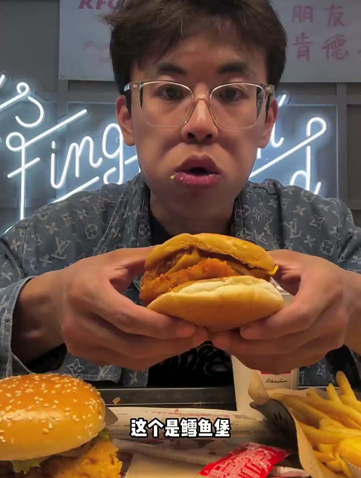 三个汉堡一起吃,配上薯条和蛋挞,再来一口可乐