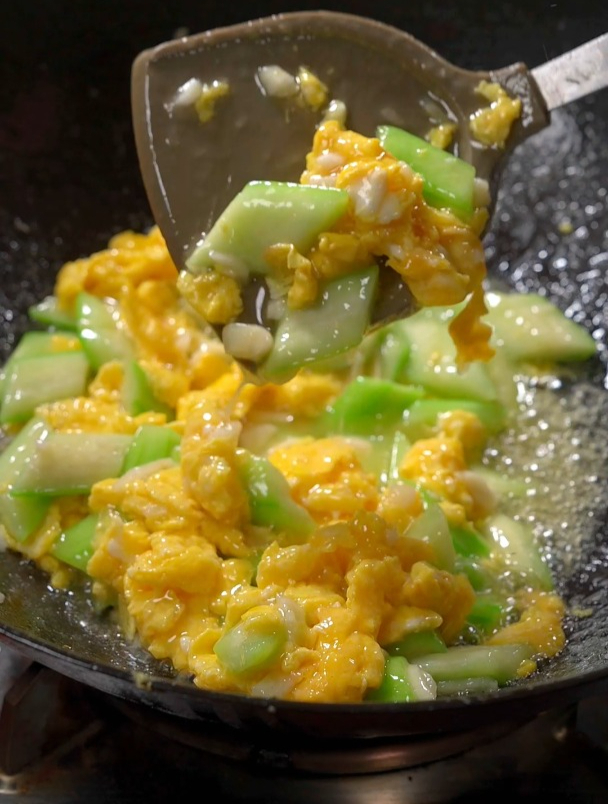 丝瓜炒鸡蛋炒的好不好吃是有技巧的,今天这个做法既简单又好吃