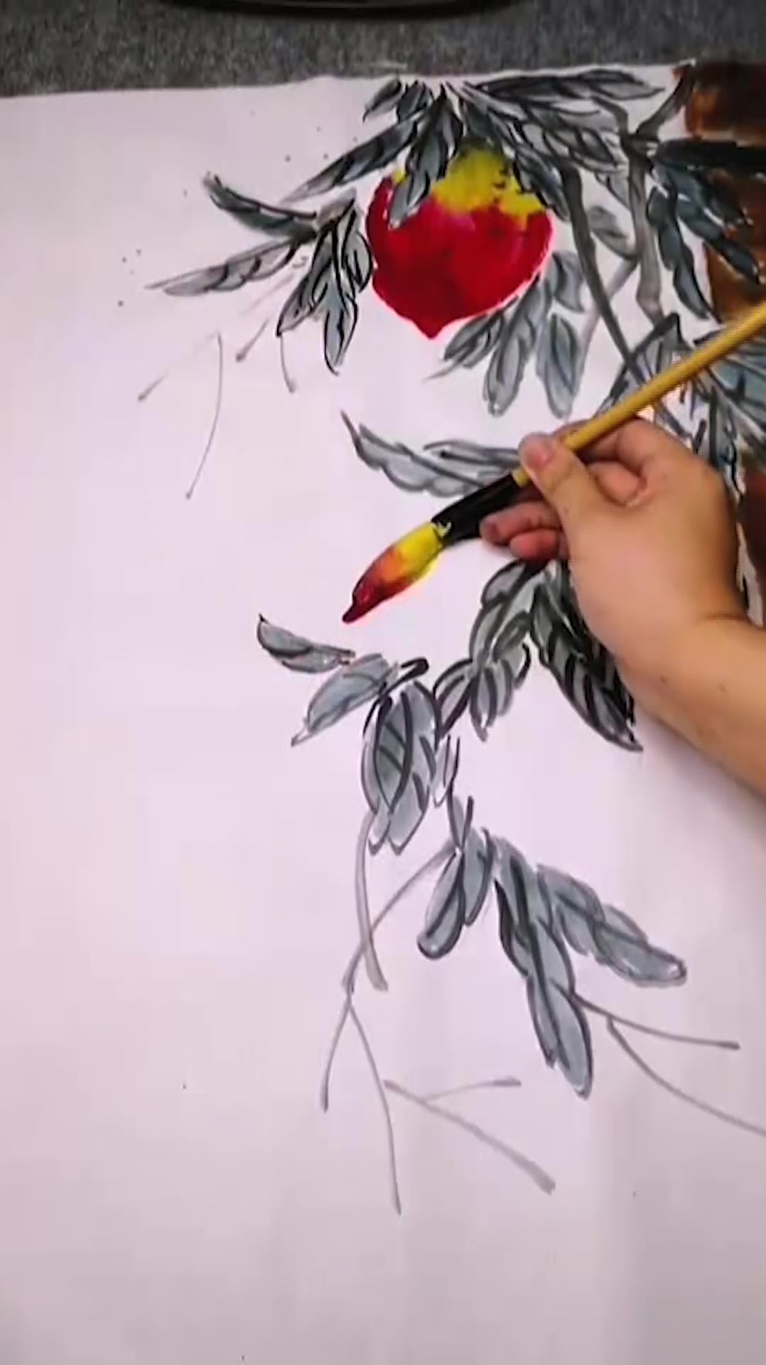 国画桃子和虾的画法