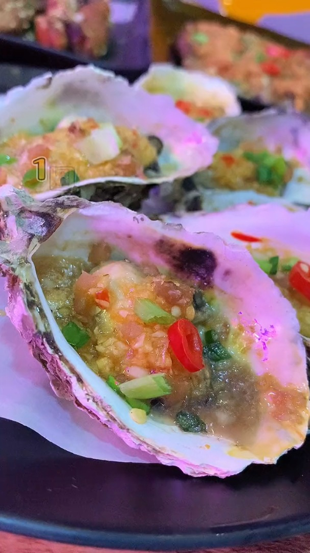 鲜甜又多汁的烤生蚝真的好爱这家!烤串都很入味!