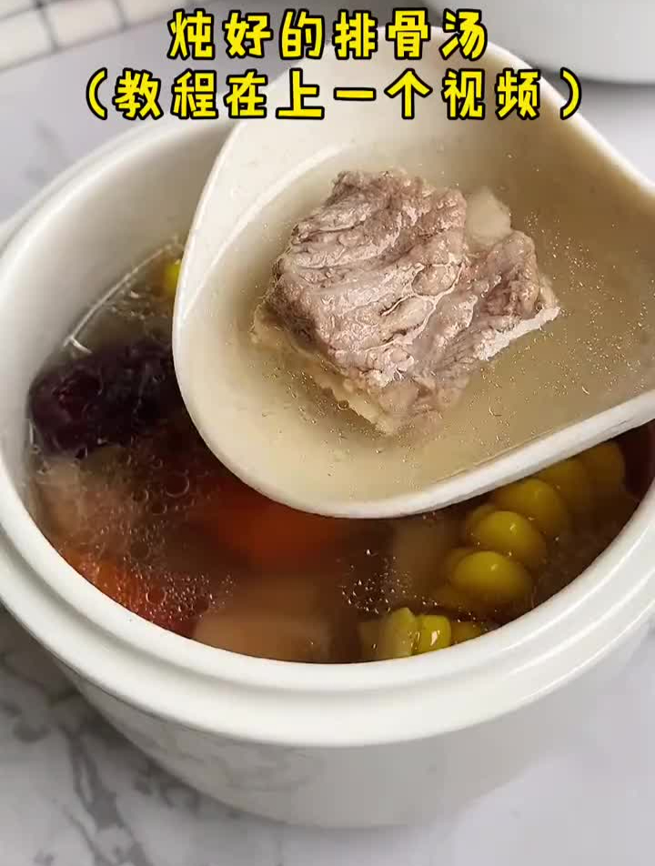 宝宝的弟一口排骨汤面这样安排,太香了,我都忍不住吃几口
