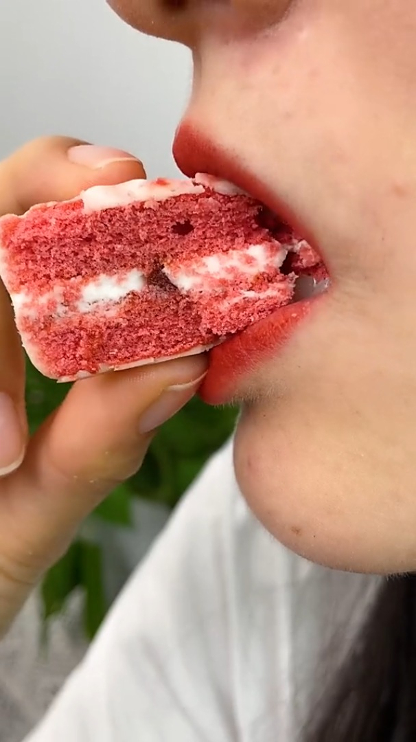 唇动 红丝绒蛋糕,双层夹心,香香甜甜,松软可口,好吃到停不下来