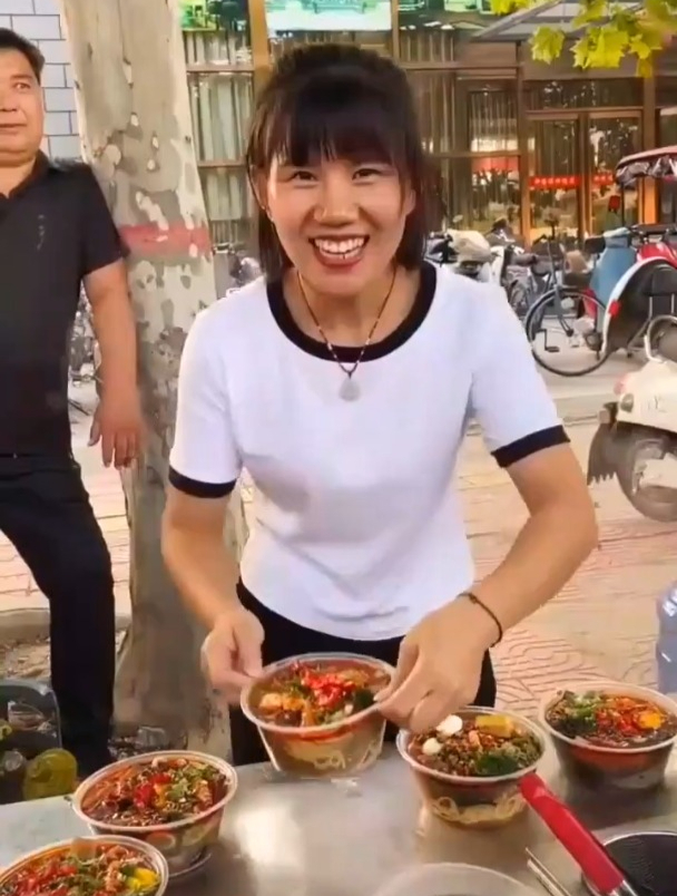一个女人摆摊适合做什么小吃生意,小吃车摆摊推车