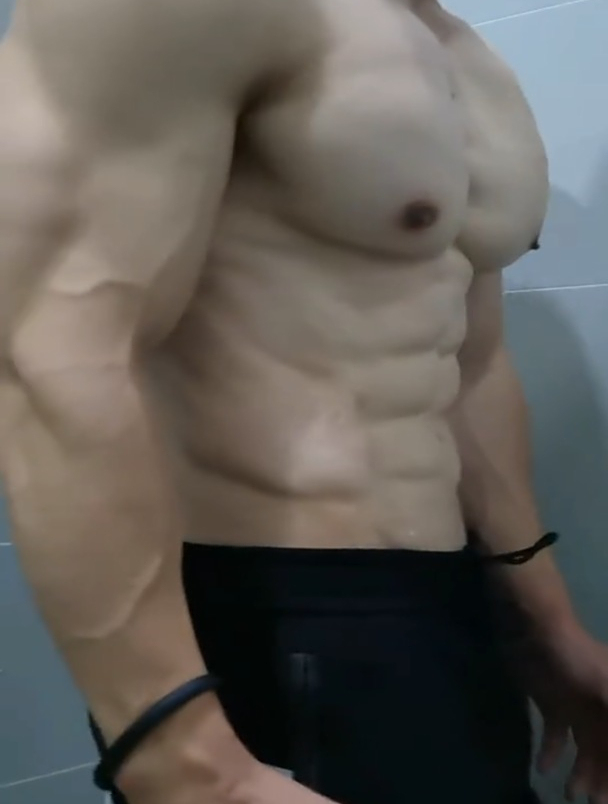 人鱼线宛如雕刻,八块腹肌像极了搓衣板,这样的肌肉大男孩好牛!