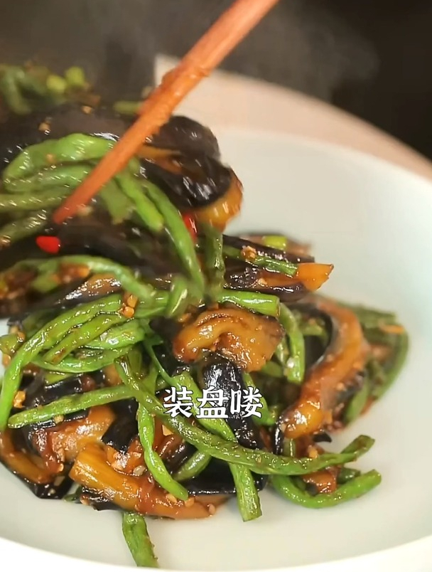 茄子烧豆角怎么做翠绿不变色?这视频一定要看完,简单好吃又下饭