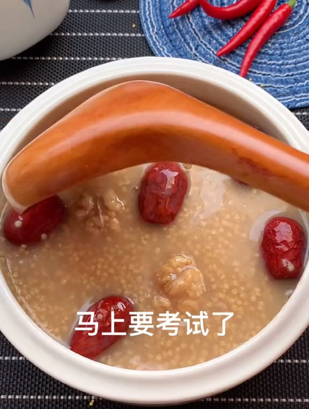我就煲粥,快要考试了,我就煲了核桃花生红枣小米粥