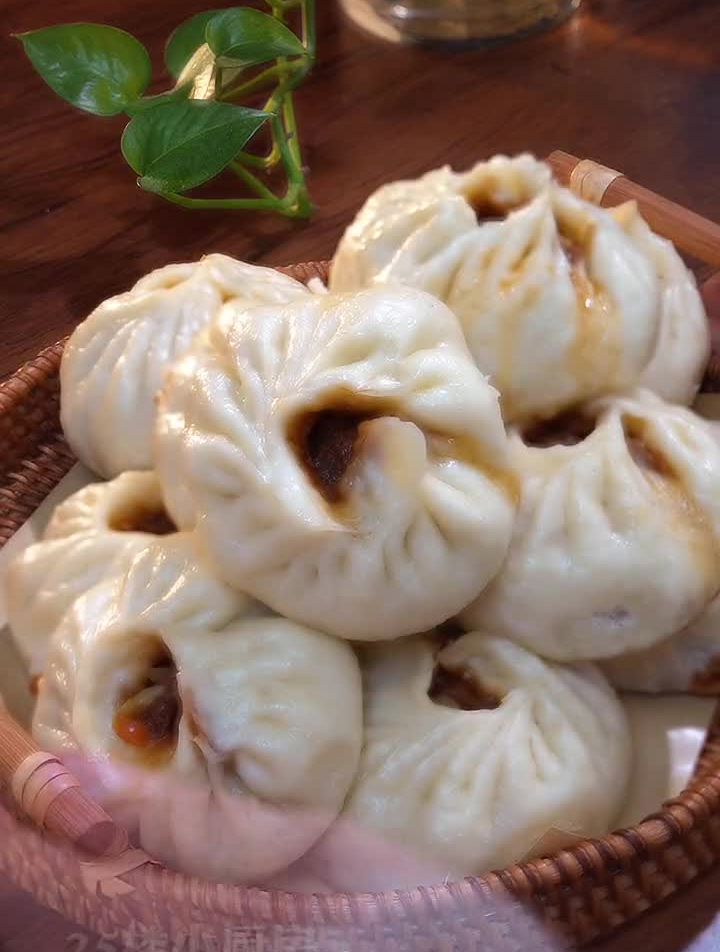 今天包了牛肉大葱馅的包子,掰开流汤汁的那种