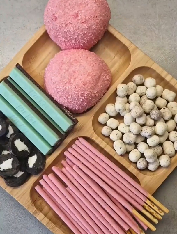 玩具美食ASMR:草莓糯米团和草莓长条饼干的拼盘