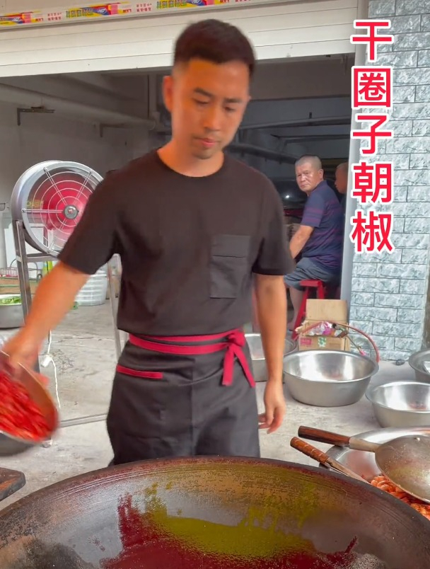 香辣虾配坚果,酒席上很受欢迎的一道菜做法