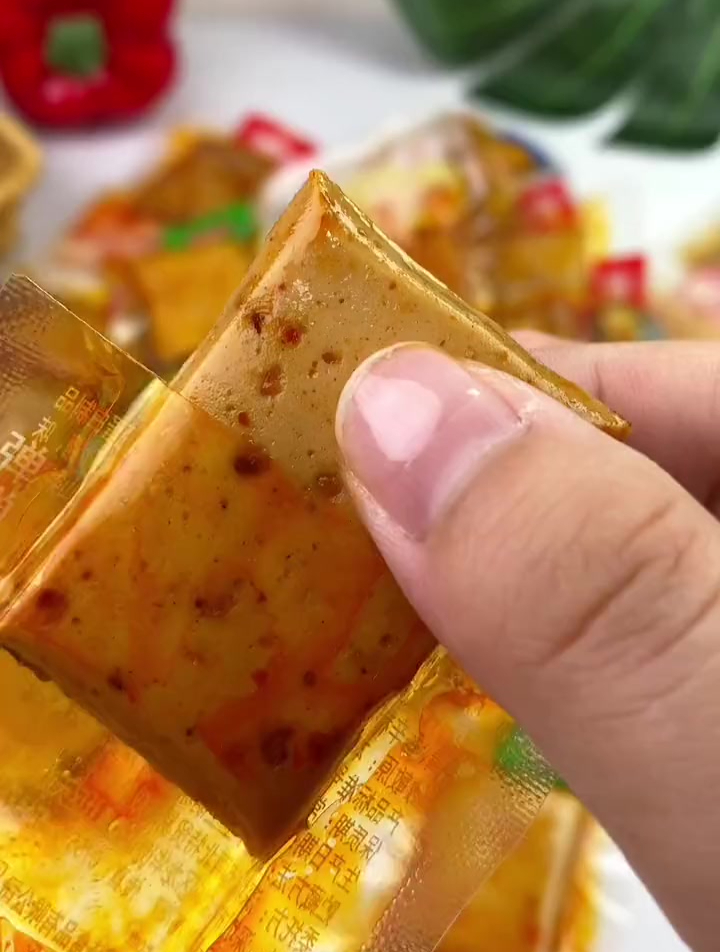 这个豆干真的要试试,QQ 弹弹的特别入味,尤其是这个黑鸭味的