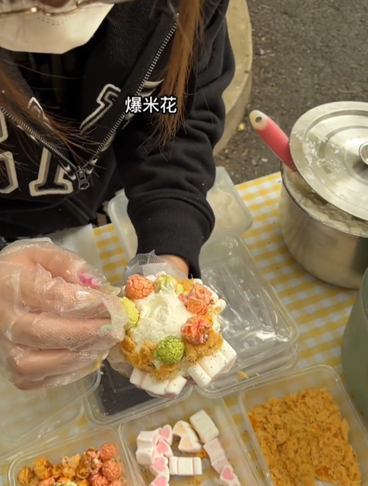 太喜欢路边的这种红糖米酒冰汤圆 小料巨多 还放了Qq 糖