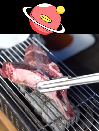 独自享用色香俱佳的法式烤羊排,蘸上孜然,味道让人回味无穷!