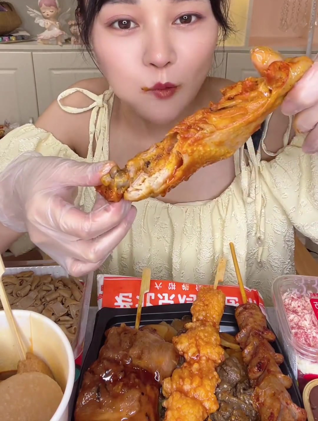 又来便利店吃关东煮了,还有开花大香肠和大鸡腿,孜然牛肉饭