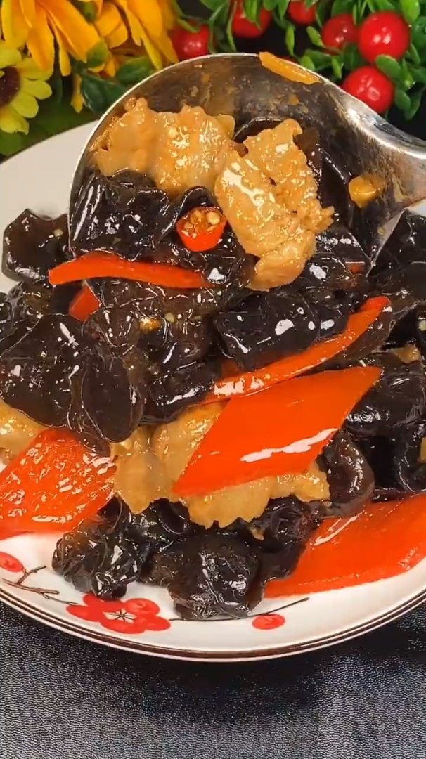 家常木耳炒肉,做法简单,好吃下饭!