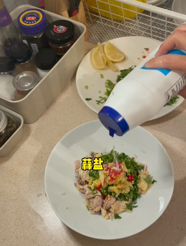 一个德宏阿妹,因在英国做出了一顿正宗景颇手抓饭,而开始骄傲