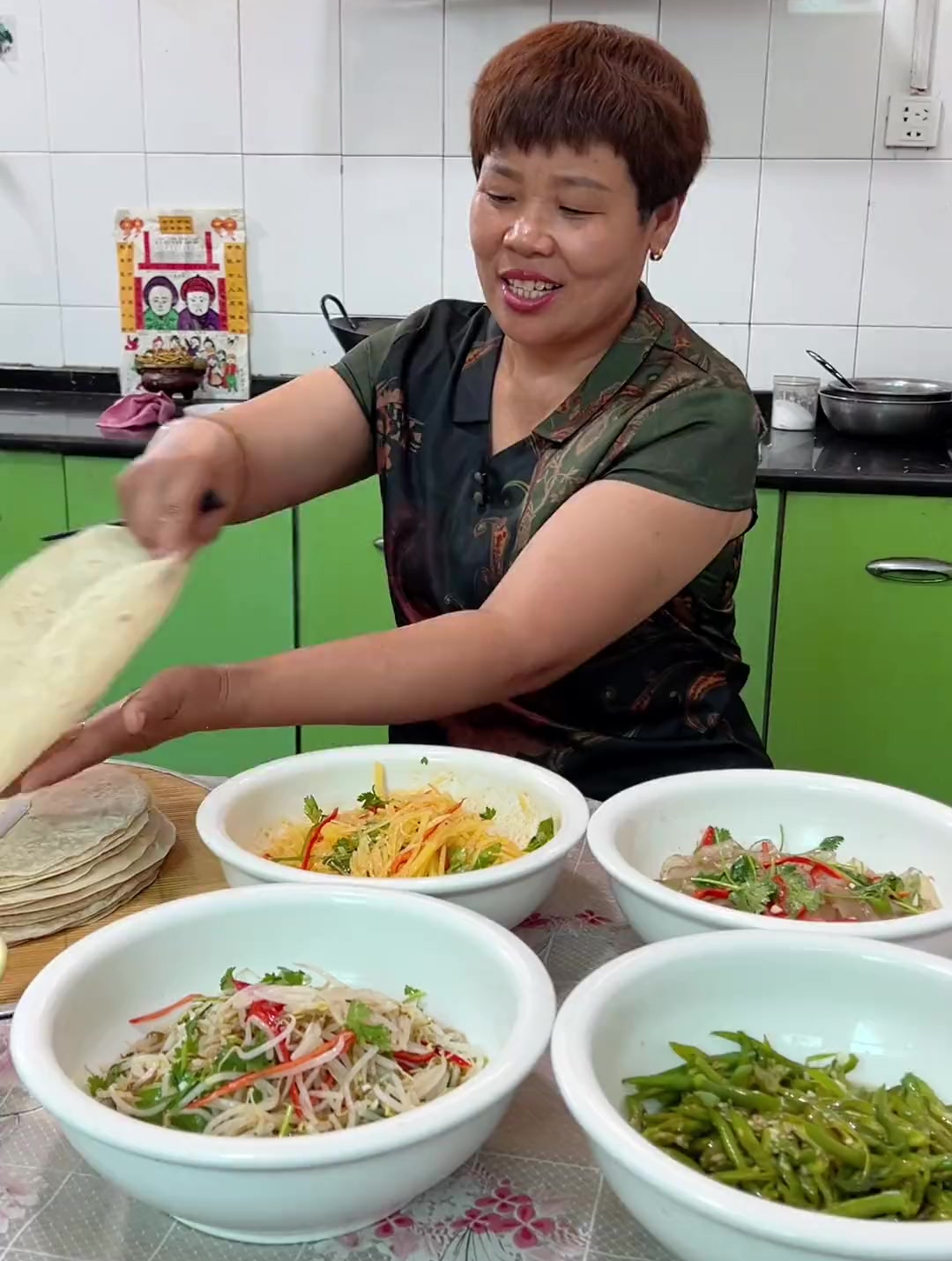 婆婆说我们去拉个小车卖烙馍卷菜,你看行吗,大家在家做起来