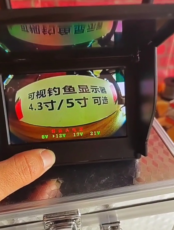 专为喜欢冬天冰钓研发出的“探鱼器”,鱼情看的一清二楚,真厉害