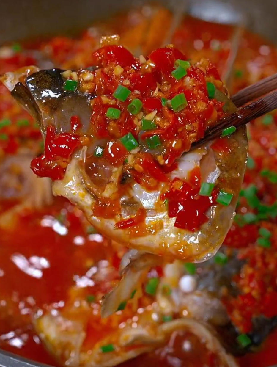 剁椒鱼头酸辣开胃,汤汁还可以拌饭拌面