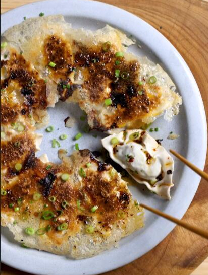 日式煎饺的正确做法,不用水煮,上锅直接煎,煎熟后金黄酥脆