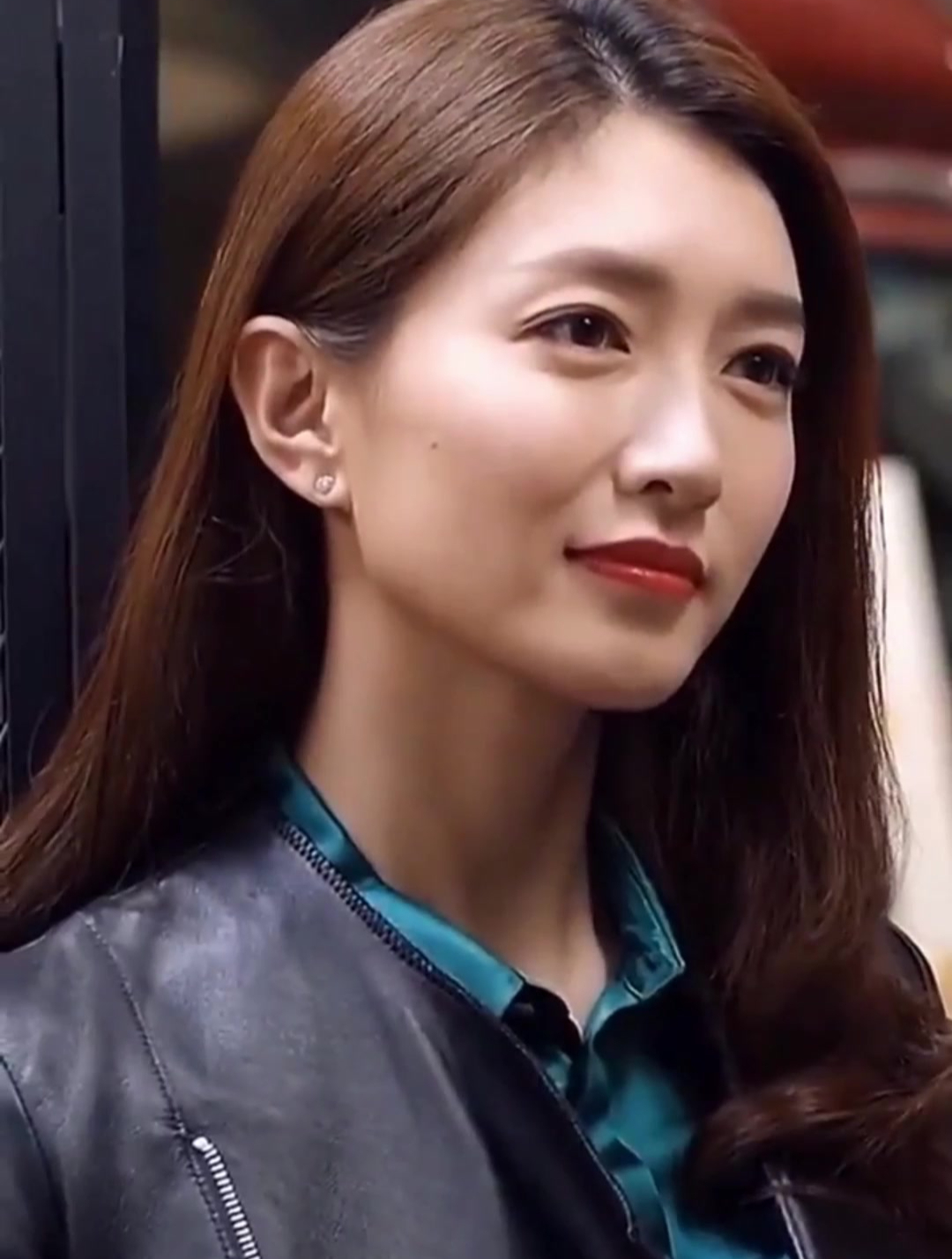 江疏影晒照庆祝36岁生日,手捧蛋糕笑容甜美,头戴王冠宛如少女