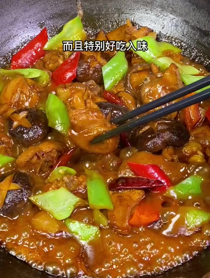 小朋友们喜欢吃的黄焖鸡米饭,做法特别的简单!