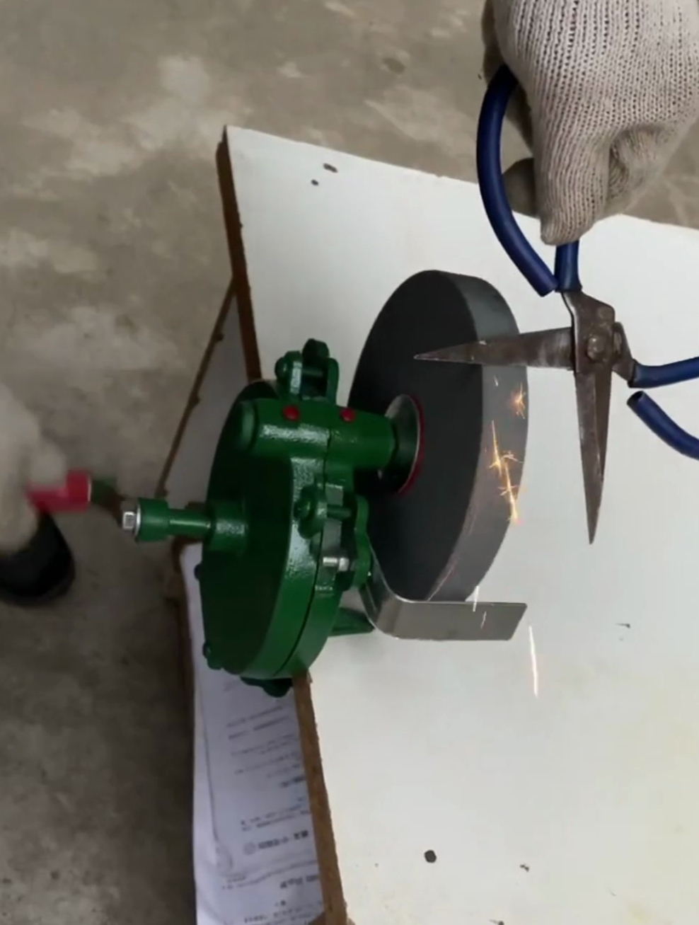 在家就能磨菜刀和剪子了!这年头,谁还出去找人打磨呢?