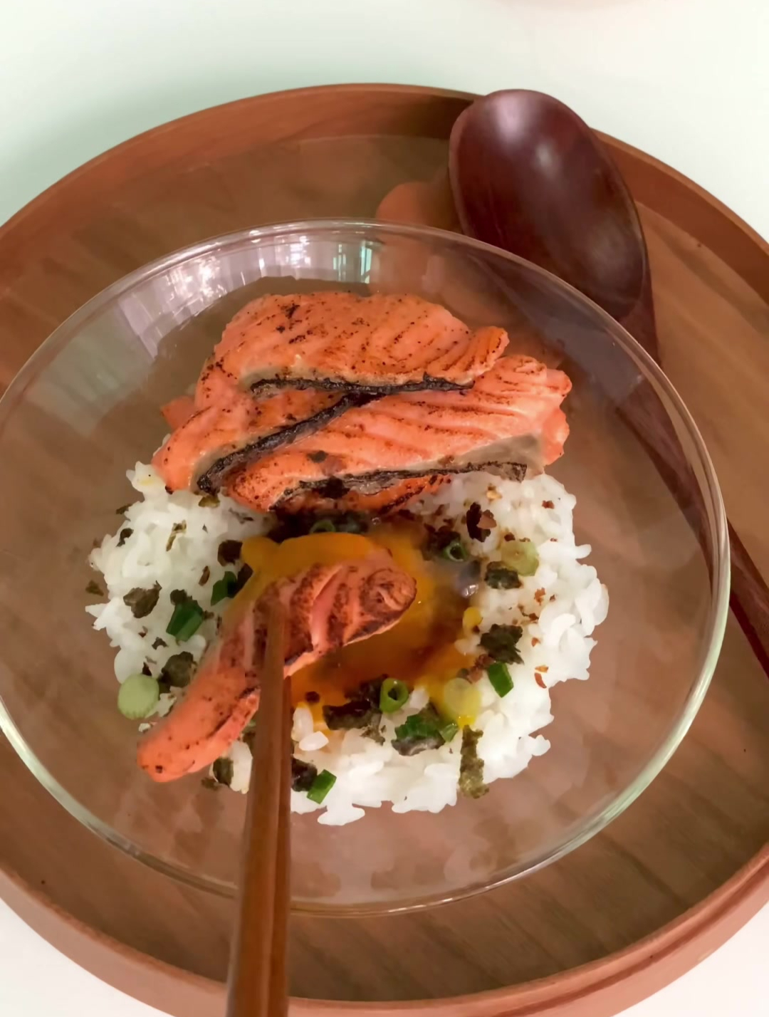 5分钟鲜美减脂早餐|火炙三文鱼无菌蛋拌饭