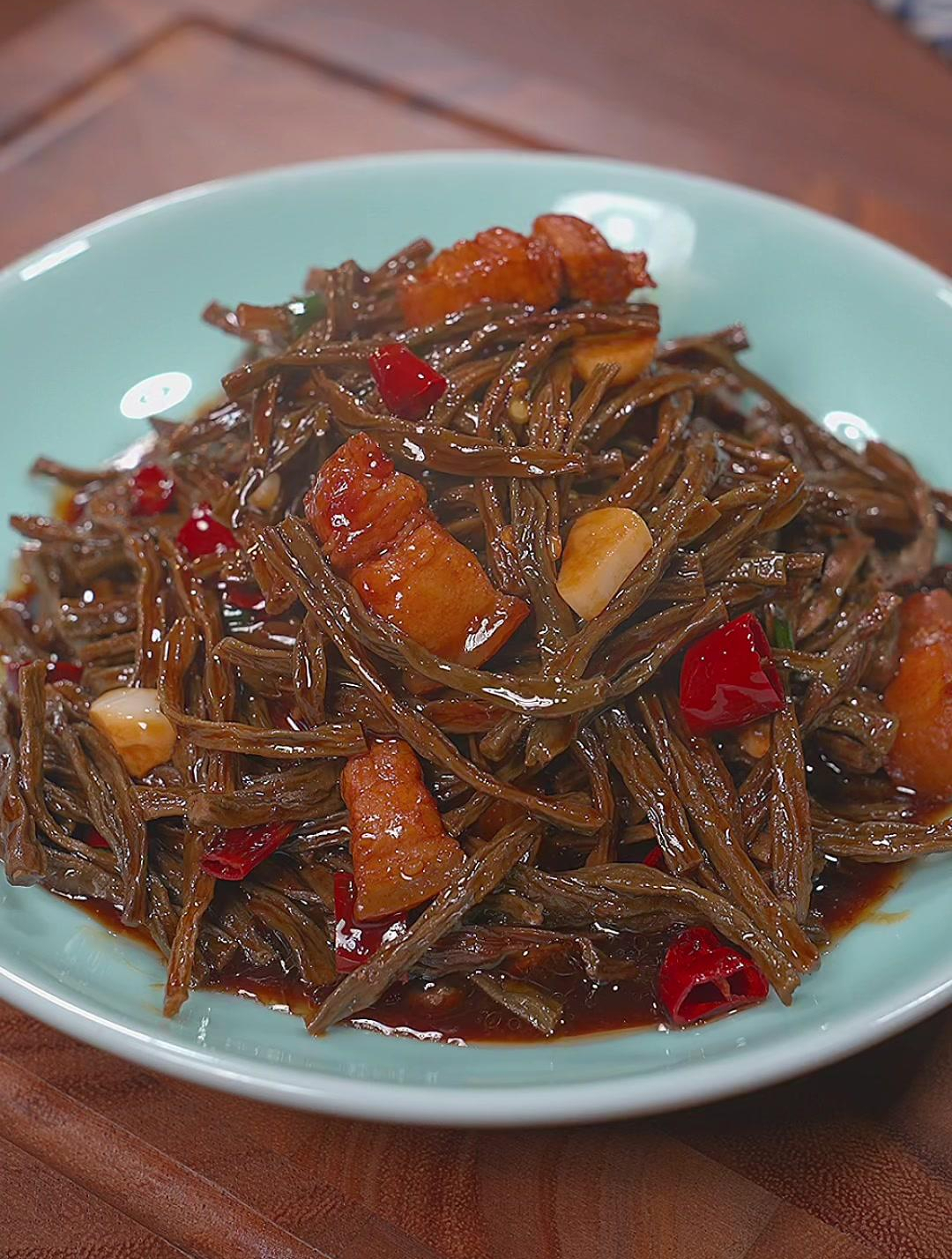 这样做五花肉烧干豆角,可比新鲜的好吃多了,又香又入味可下饭了