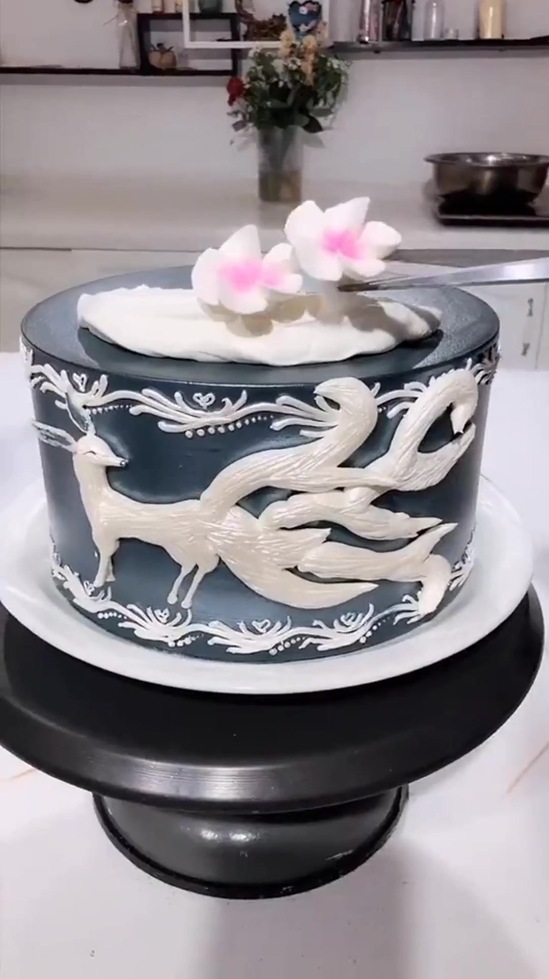 老板定制的九尾狐蛋糕,成品出来的那刻,我感觉钱包一紧!